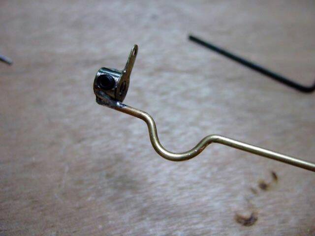 艦尾潛降舵部位-先將一邊焊上輪擋及焊接片